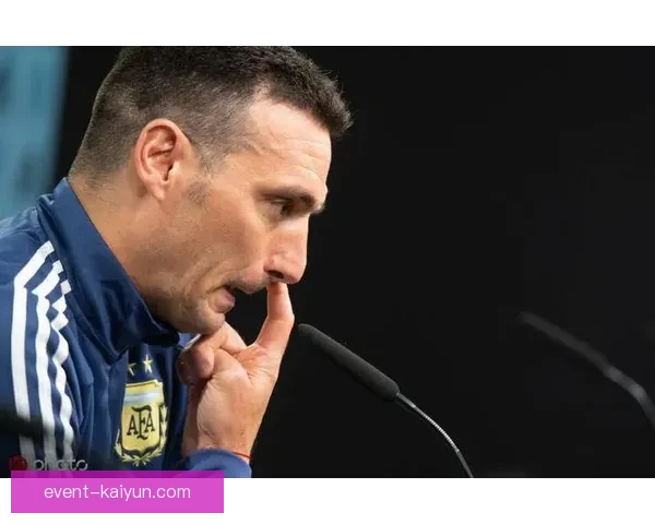 斯卡洛尼关键比赛表现持续稳定，展现出教练的战术智慧与团队凝聚力。